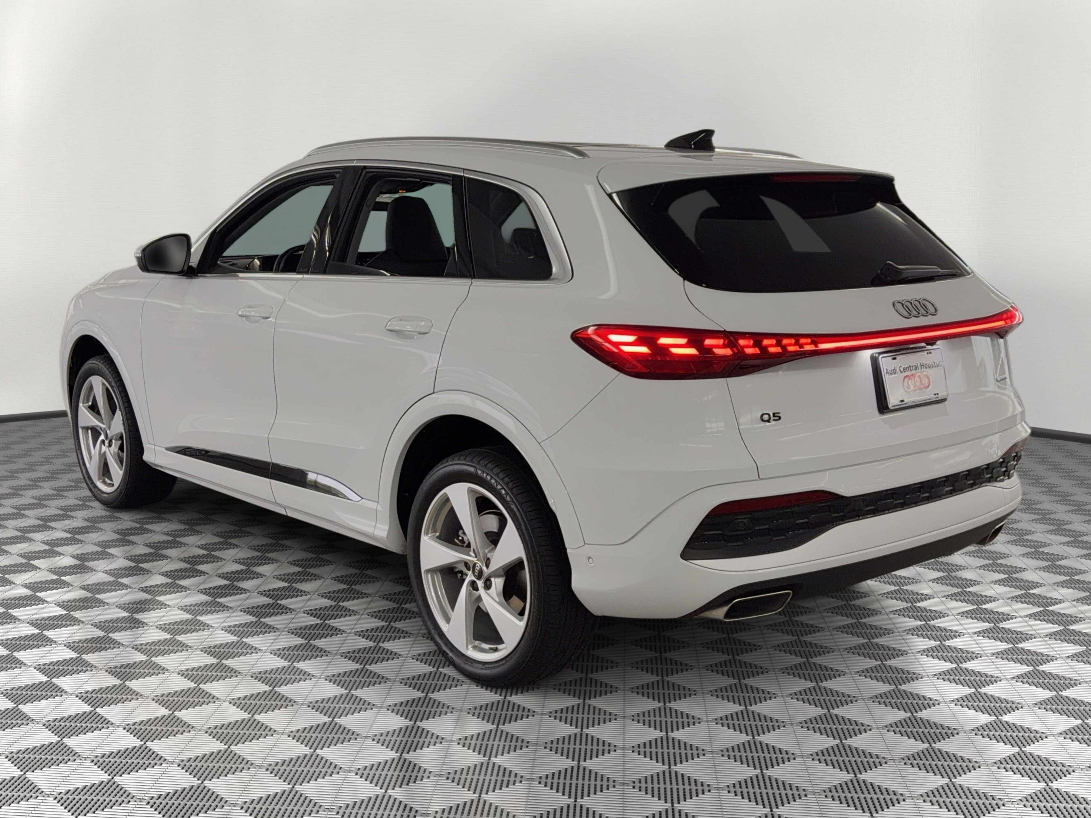 Used 2025 Audi Q5 Premium Plus w/ Premium Plus AWD/4WD image 3