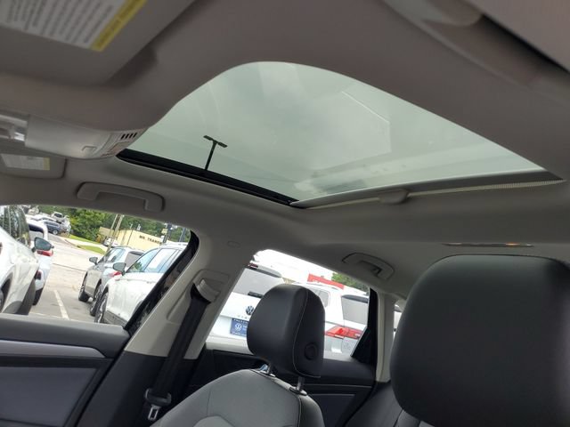 Used 2025 Volkswagen Jetta SE w/ Sunroof Package FWD image 24