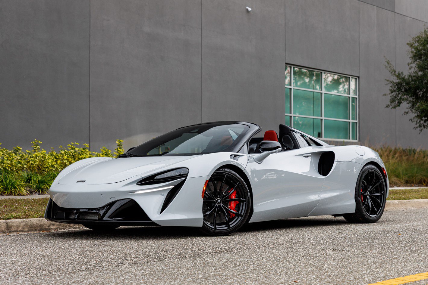 Used 2025 McLaren Artura Spider image 22
