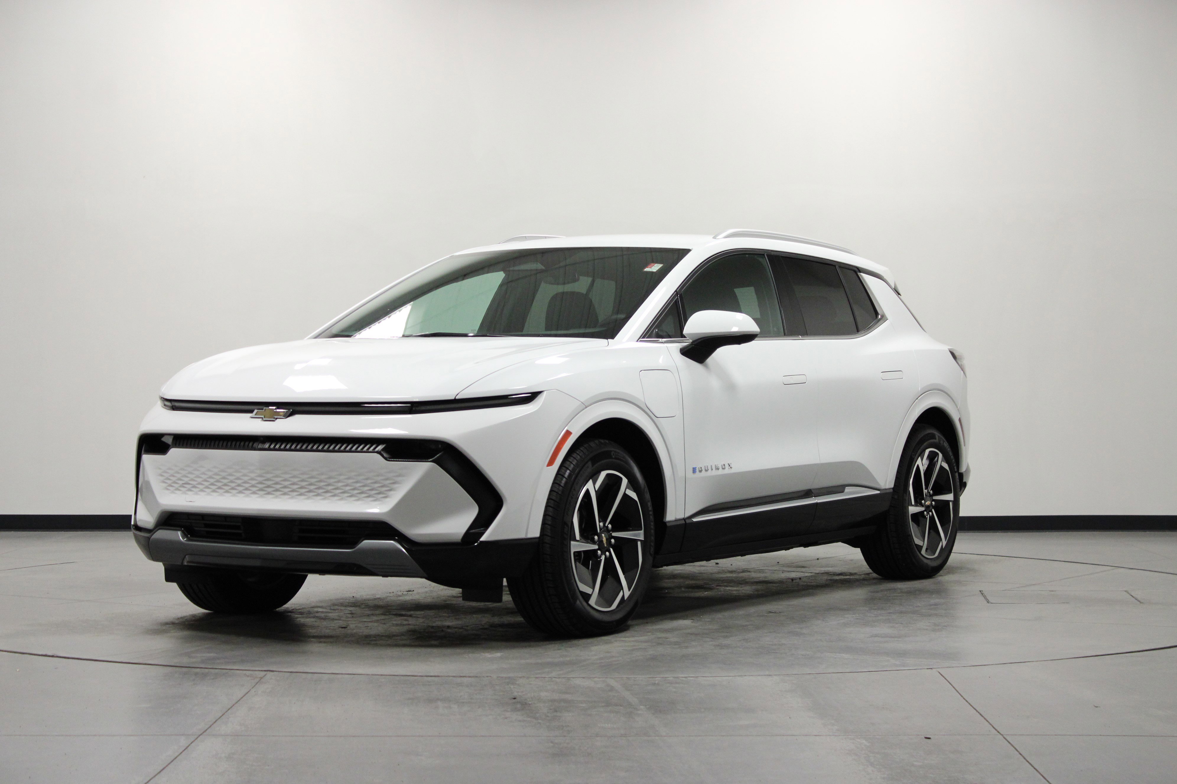 Used 2025 Chevrolet Equinox EV LT w/ Convenience Package image 8