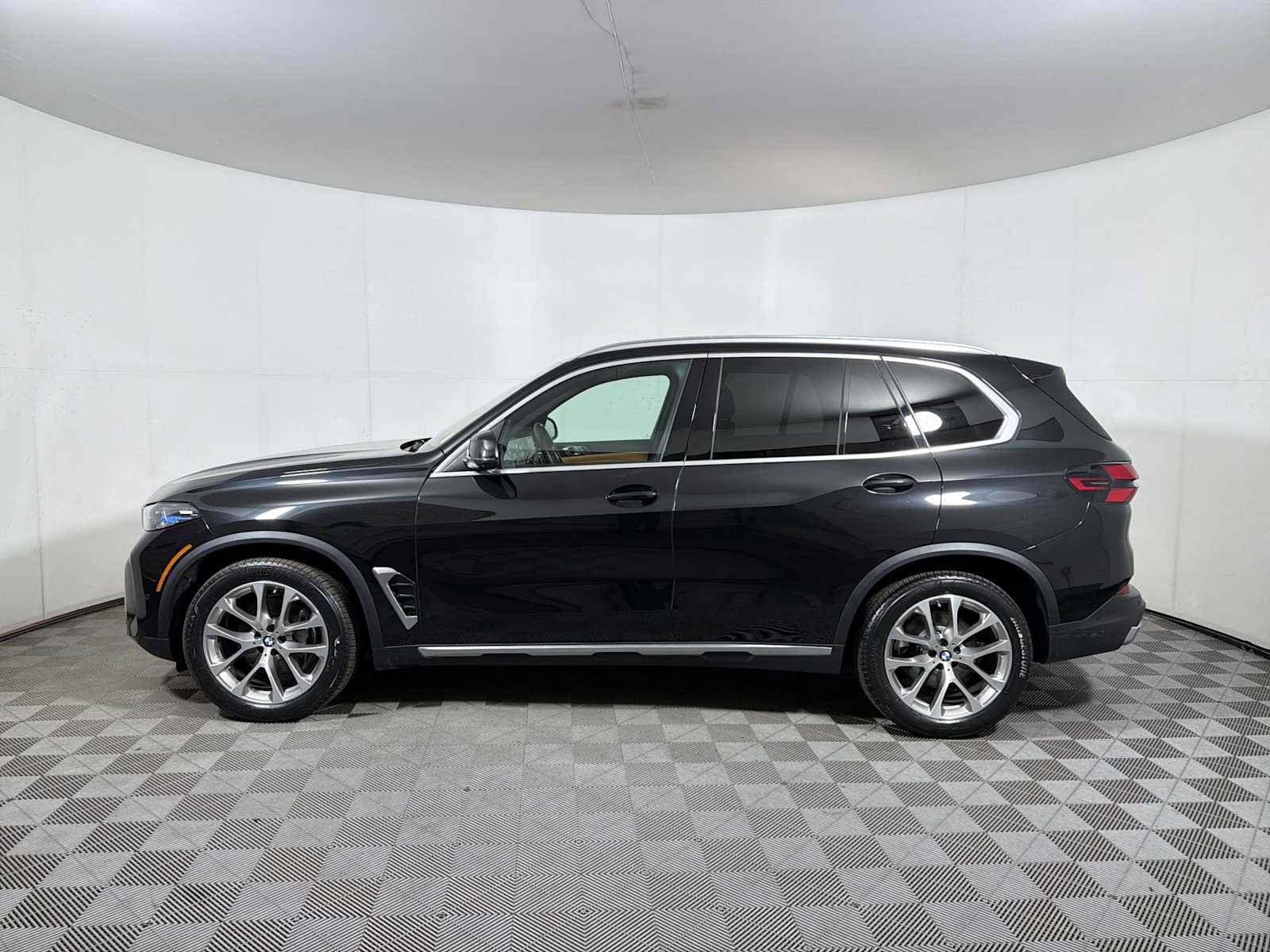 Certified 2024 BMW X5 xDrive40i w/ Premium Package AWD/4WD image 4