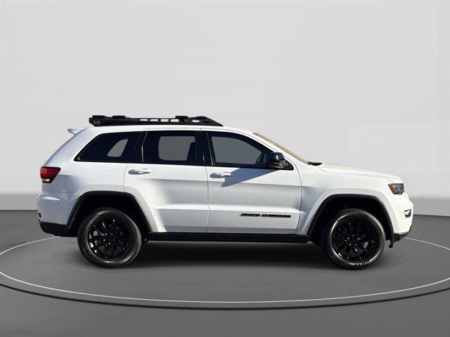 Used 2019 Jeep Grand Cherokee Laredo AWD/4WD image 3