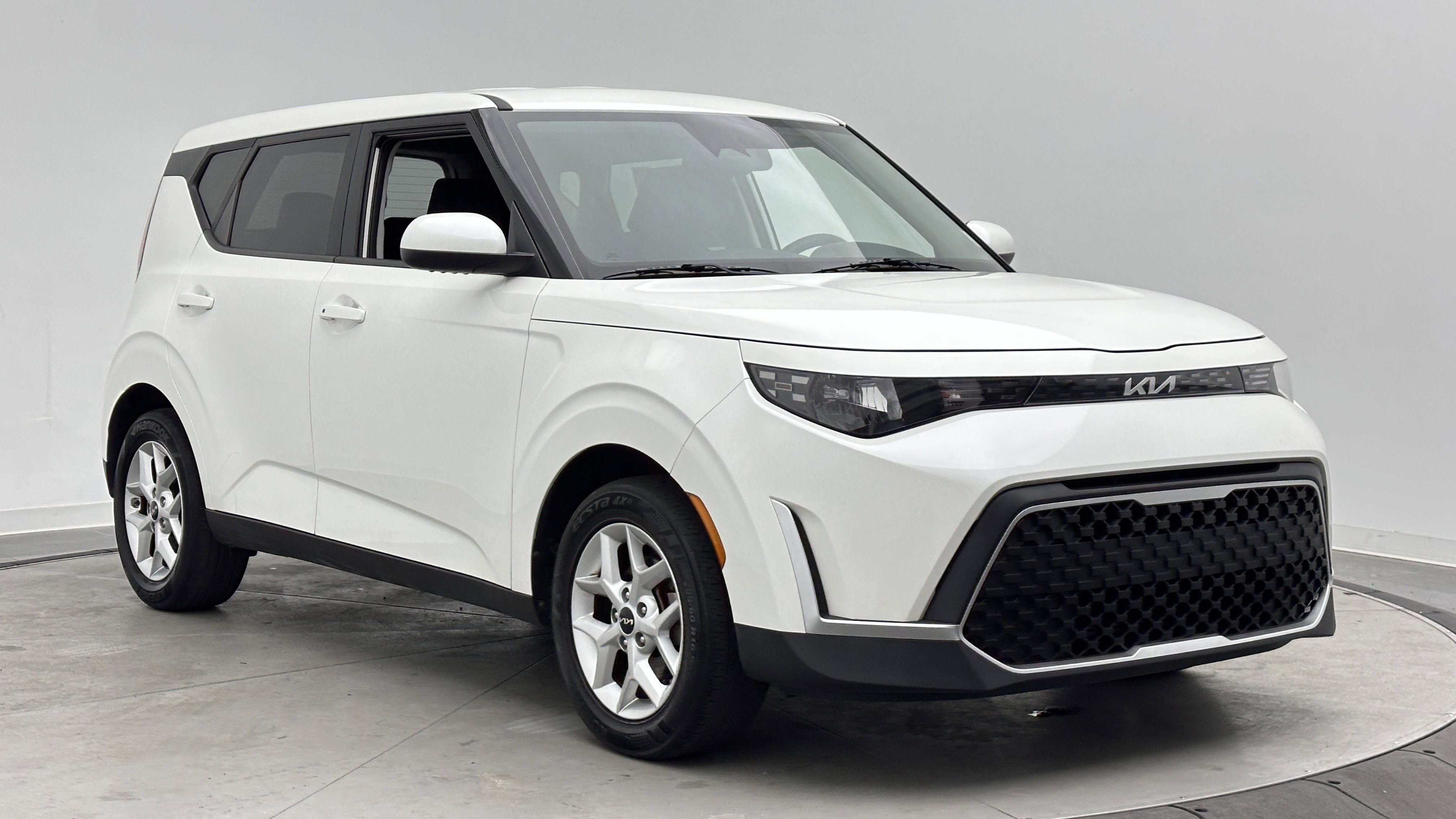 Used 2023 Kia Soul S FWD image 3