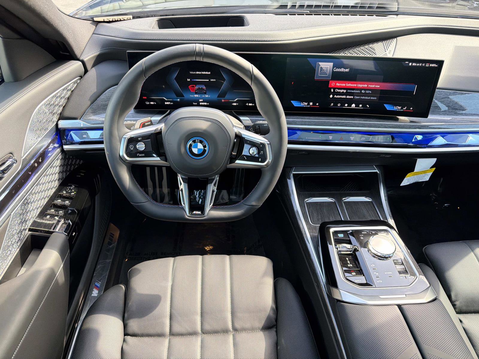 Used 2025 BMW i7 M70 w/ Executive Package image 8