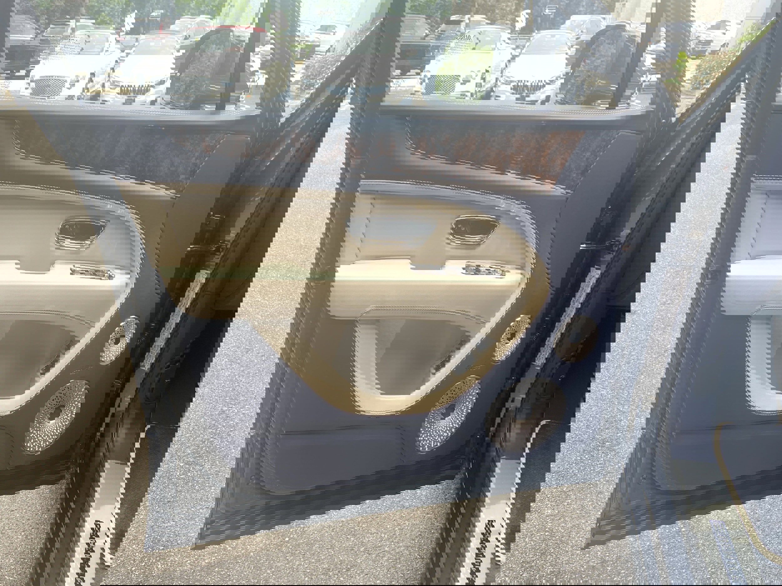 New 2025 Bentley Bentayga Extended Wheelbase image 13