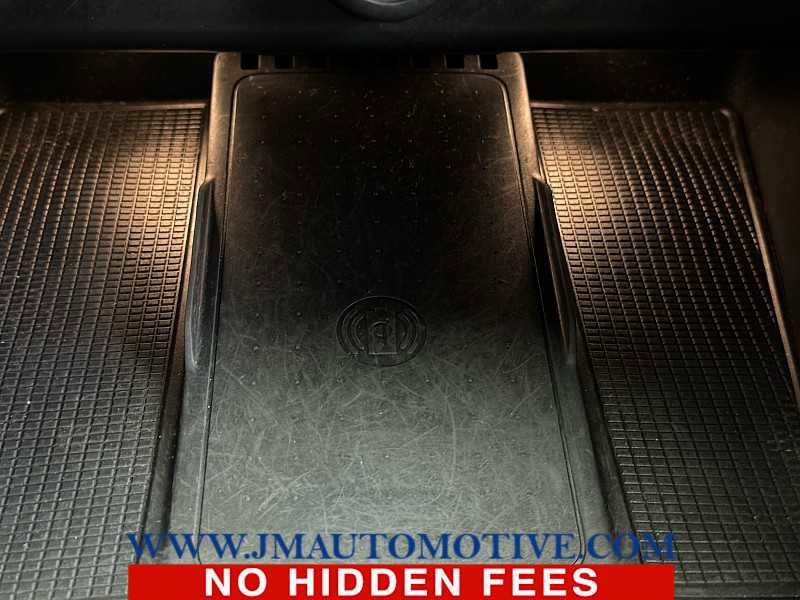 Used 2020 Volvo XC40 T5 R-Design image 36