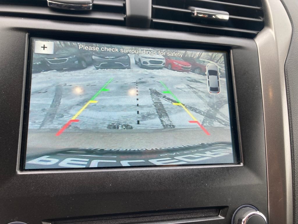 Used 2017 Ford Fusion SE w/ Fusion SE Technology Package image 24