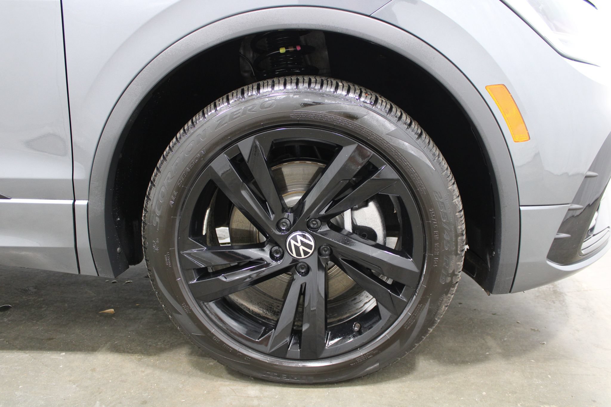 Used 2024 Volkswagen Tiguan SE R-Line AWD/4WD image 5