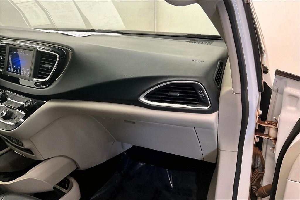 Used 2021 Chrysler Voyager Lxi image 15