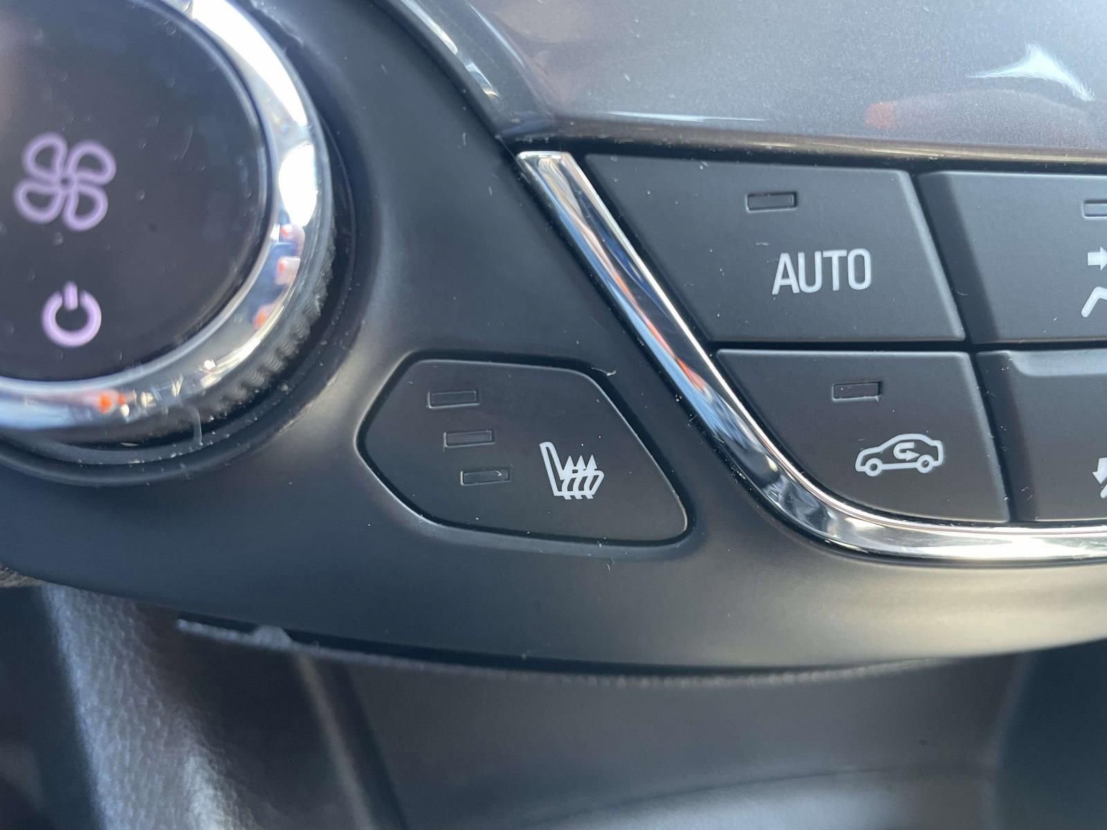 Used 2019 Chevrolet Cruze LT w/ LT True North Edition image 18