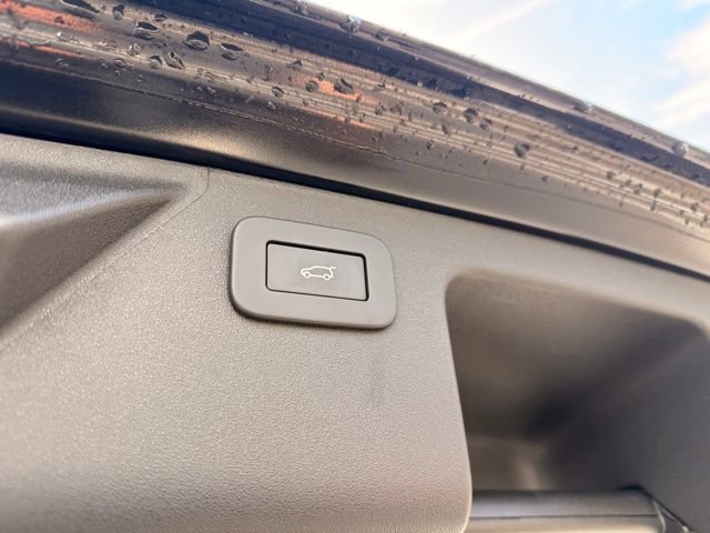 Used 2023 Land Rover Discovery Sport SE image 6