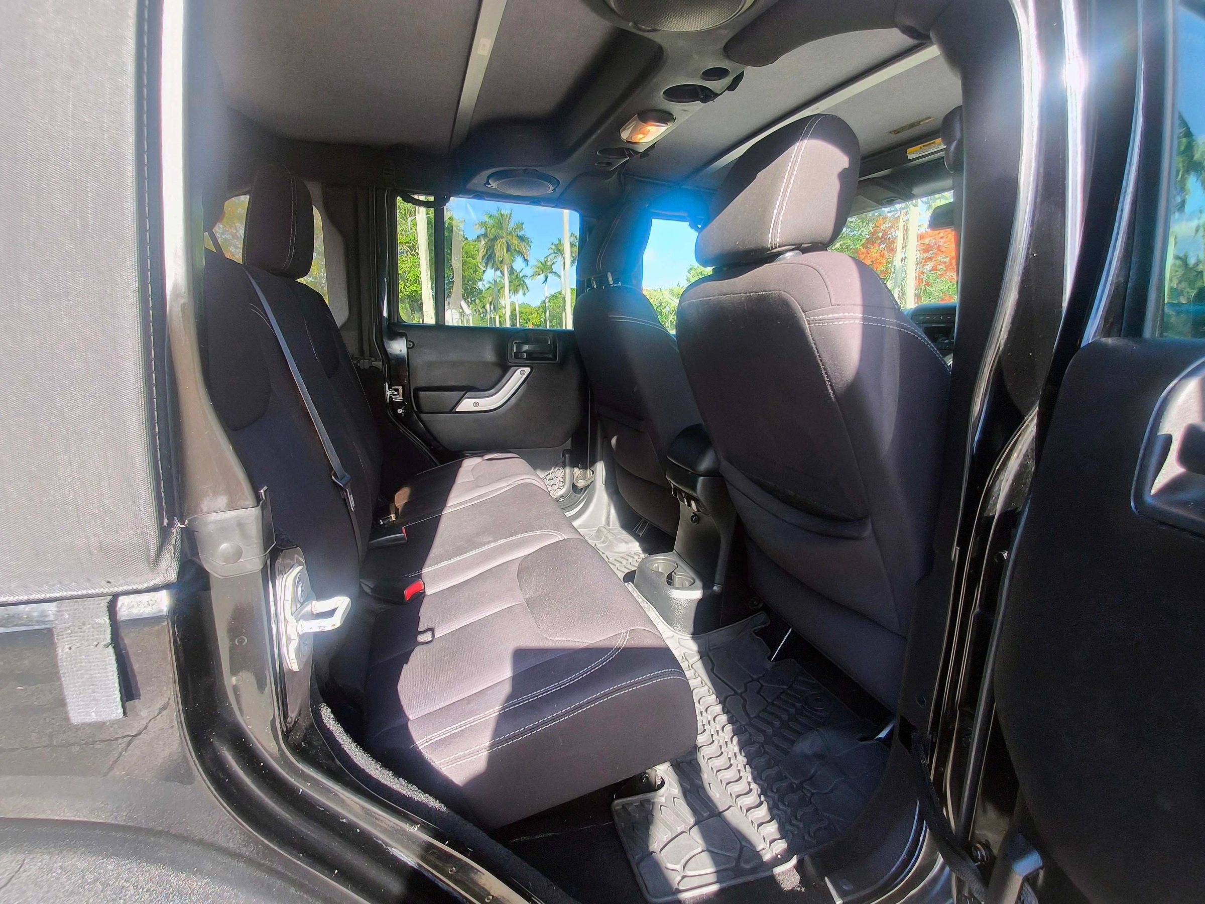 Used 2014 Jeep Wrangler Unlimited Rubicon w/ Connectivity Group AWD/4WD image 33