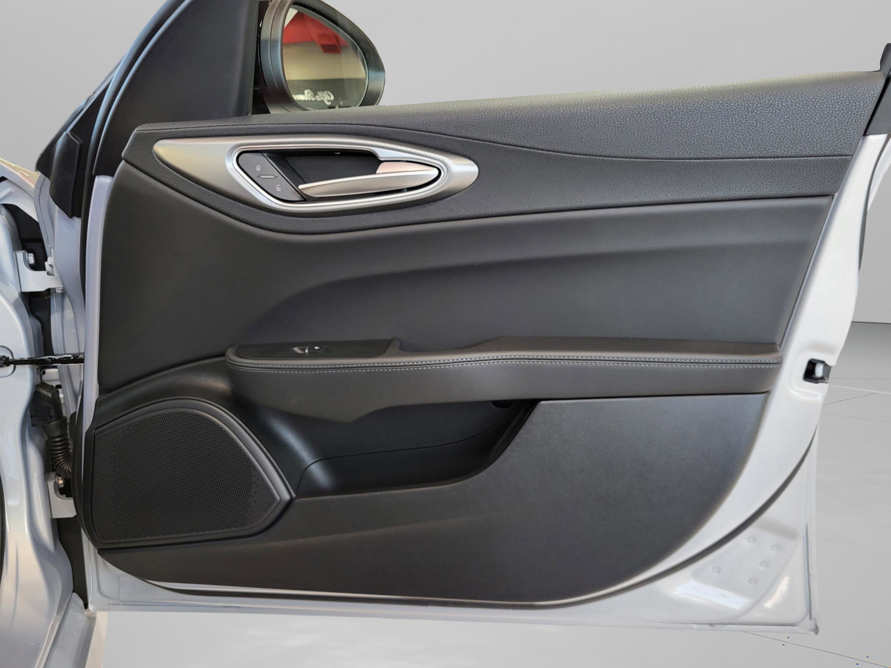New 2025 Alfa Romeo Giulia w/ Veloce Package Rwd image 33