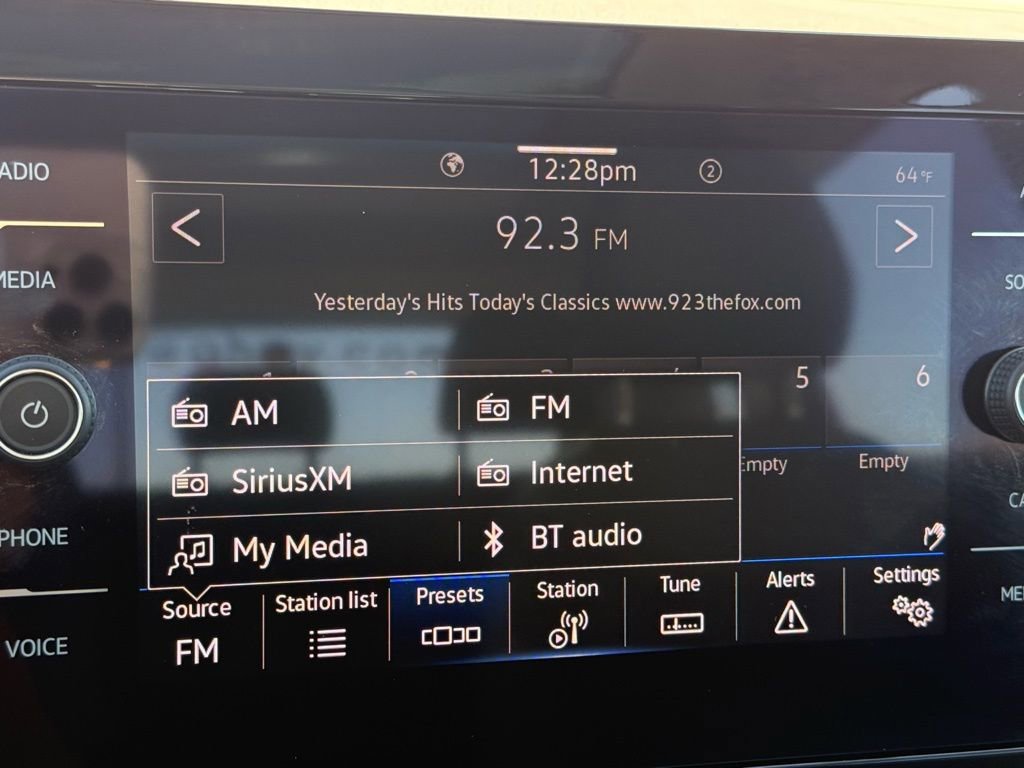 Certified 2025 Volkswagen Taos SE image 9