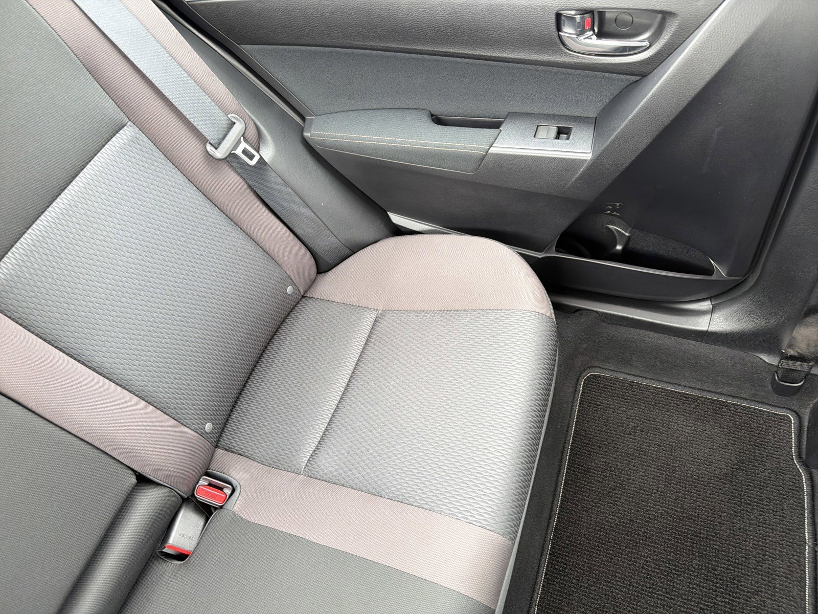 Used 2017 Toyota Corolla LE w/ Carpet Mat Package (TMS) FWD image 14