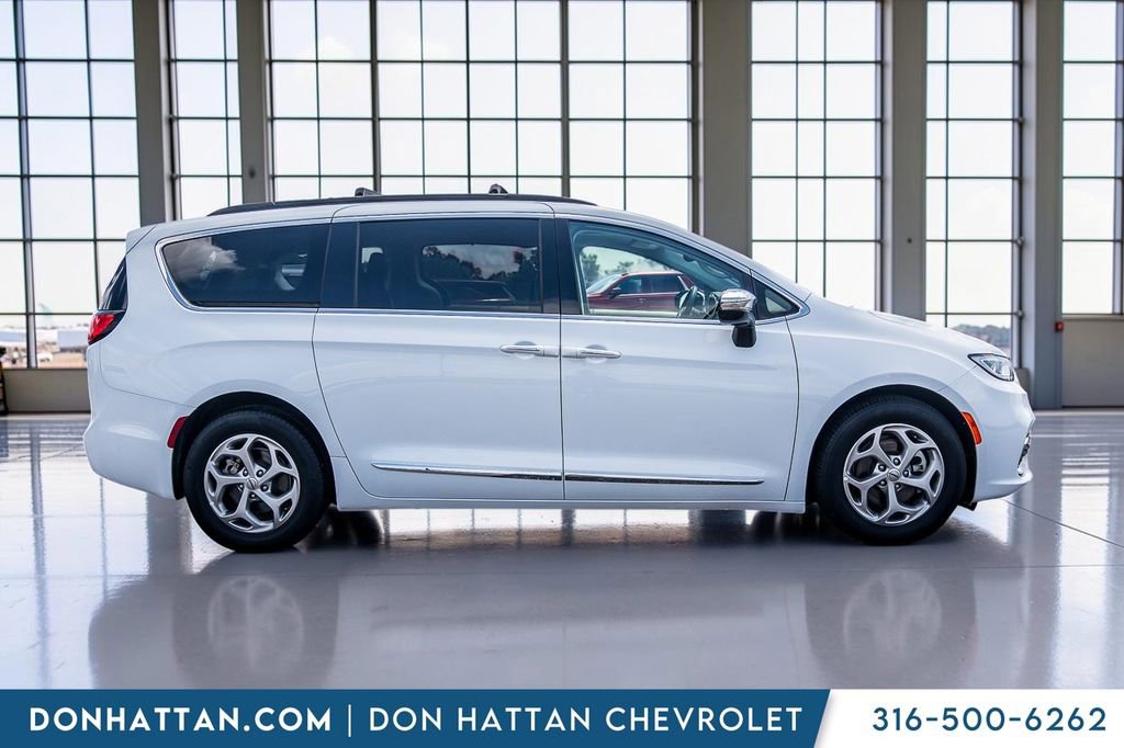 Used 2023 Chrysler Pacifica Limited FWD image 36