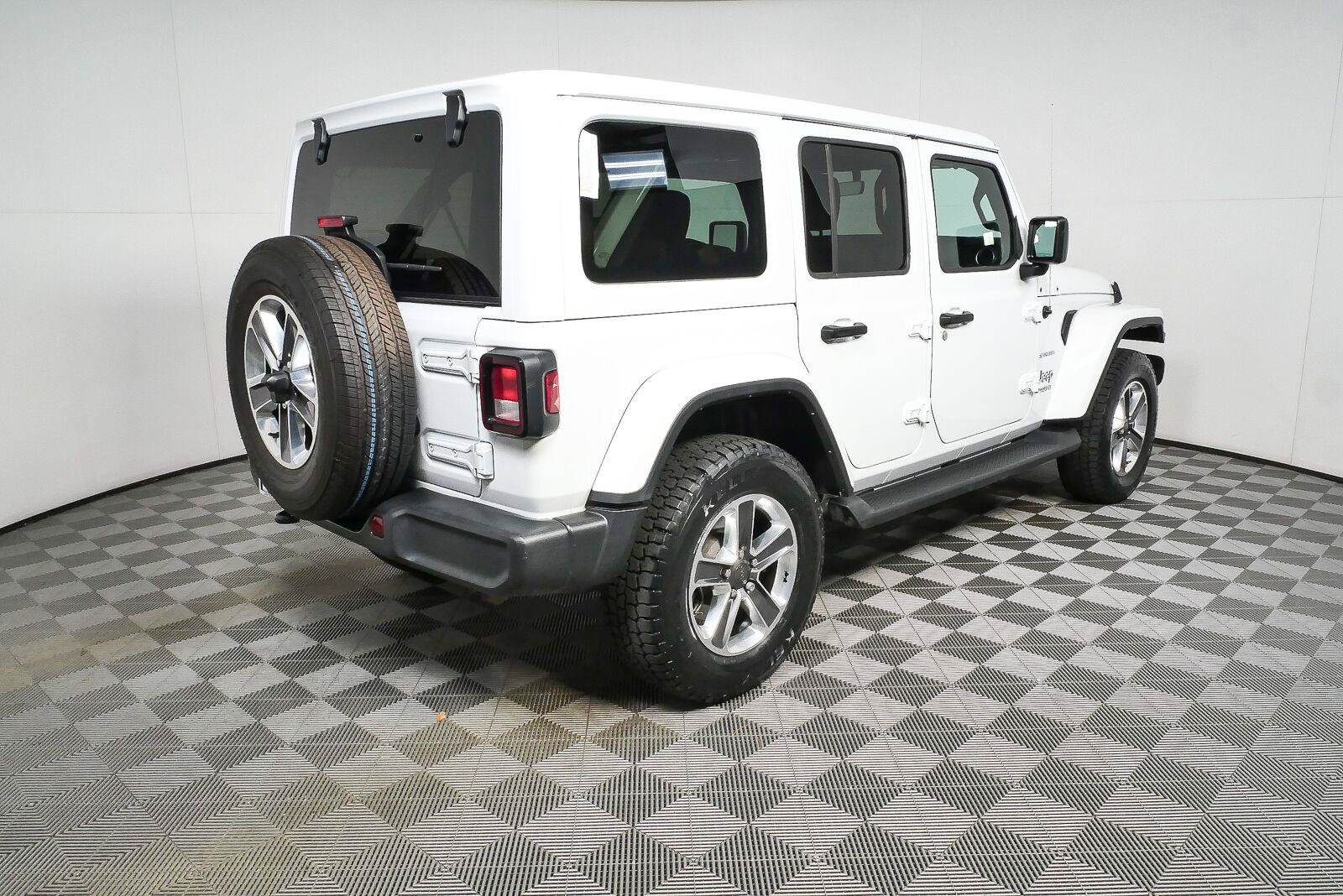 Used 2021 Jeep Wrangler Unlimited Sahara AWD/4WD image 3
