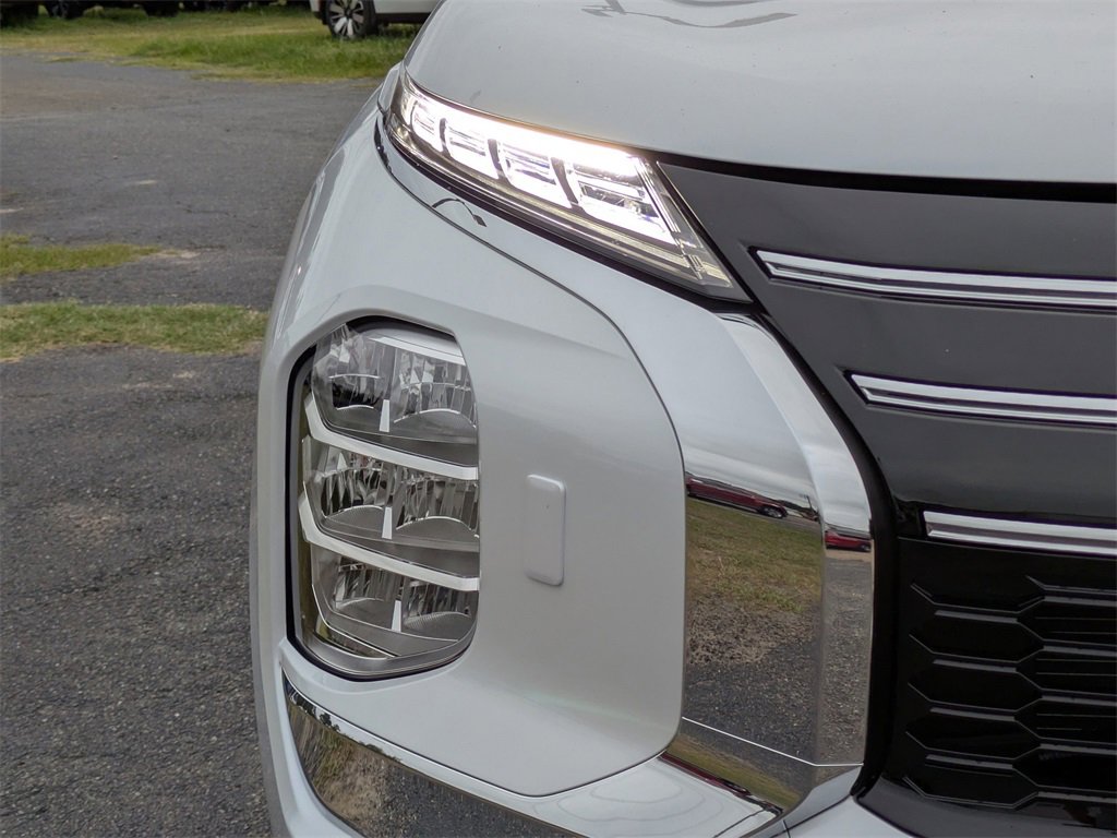 New 2025 Mitsubishi Outlander ES image 10