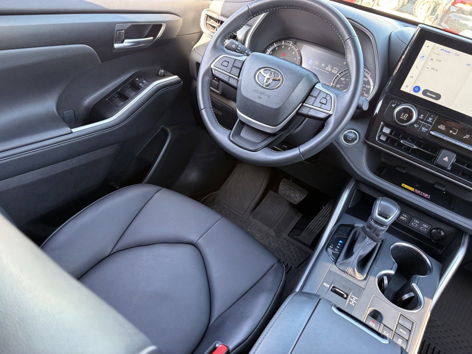 Used 2025 Toyota Highlander XLE FWD image 15