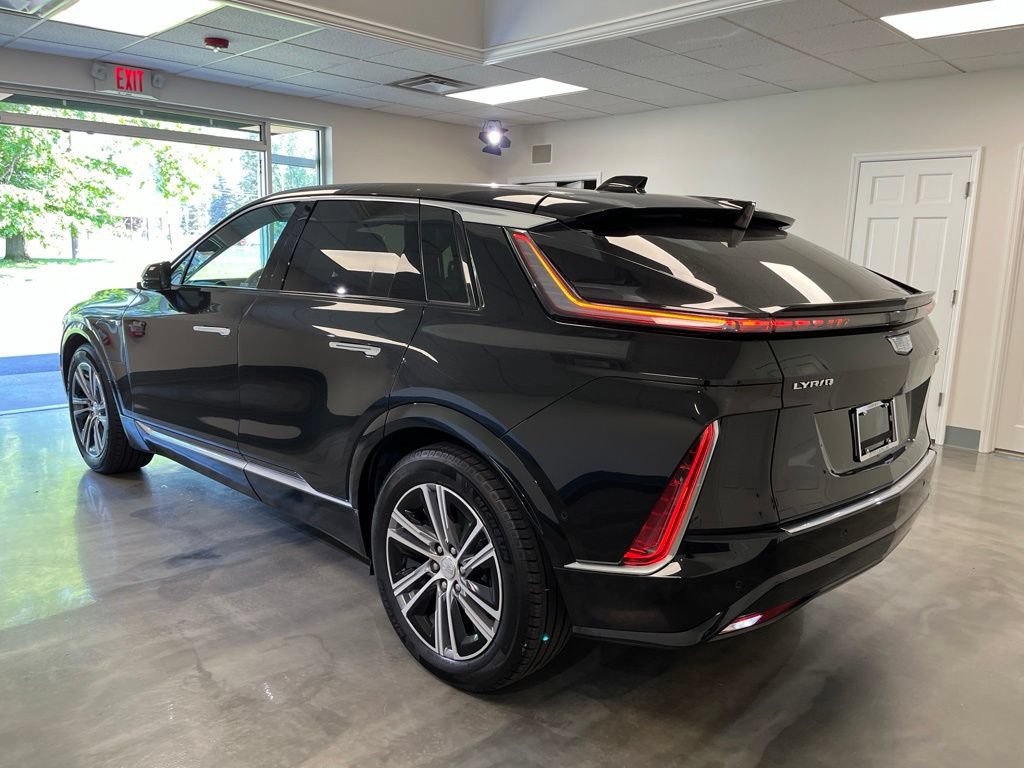 Certified 2024 Cadillac Lyriq Luxury AWD/4WD image 3