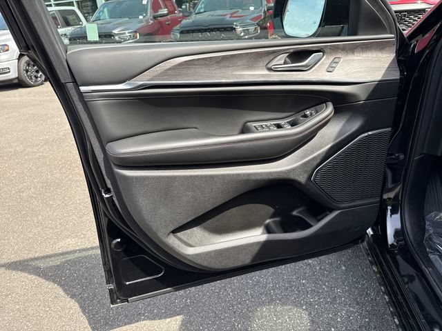 New 2025 Jeep Grand Cherokee Overland AWD/4WD image 15
