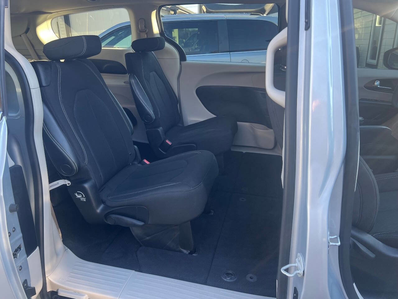 Used 2022 Chrysler Voyager LX image 14