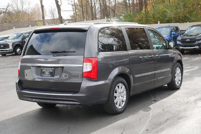 Used 2015 Chrysler Town & Country Touring image 11