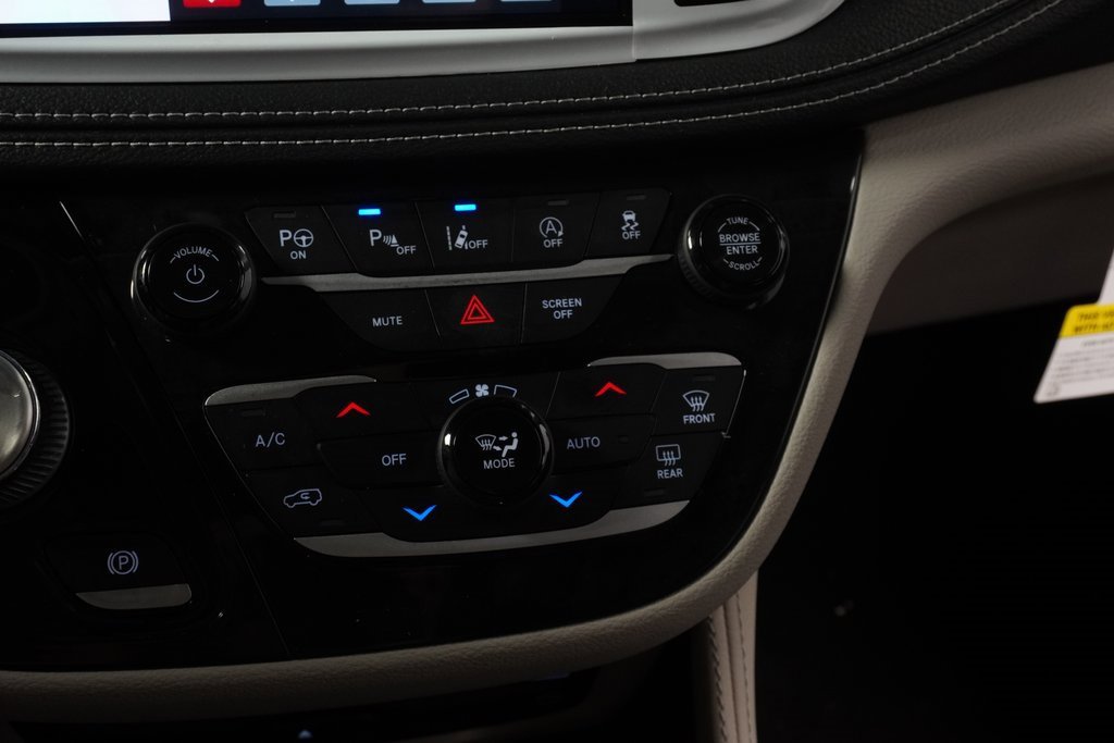 New 2023 Chrysler Pacifica Limited w/ Uconnect Theater Family Group image 26