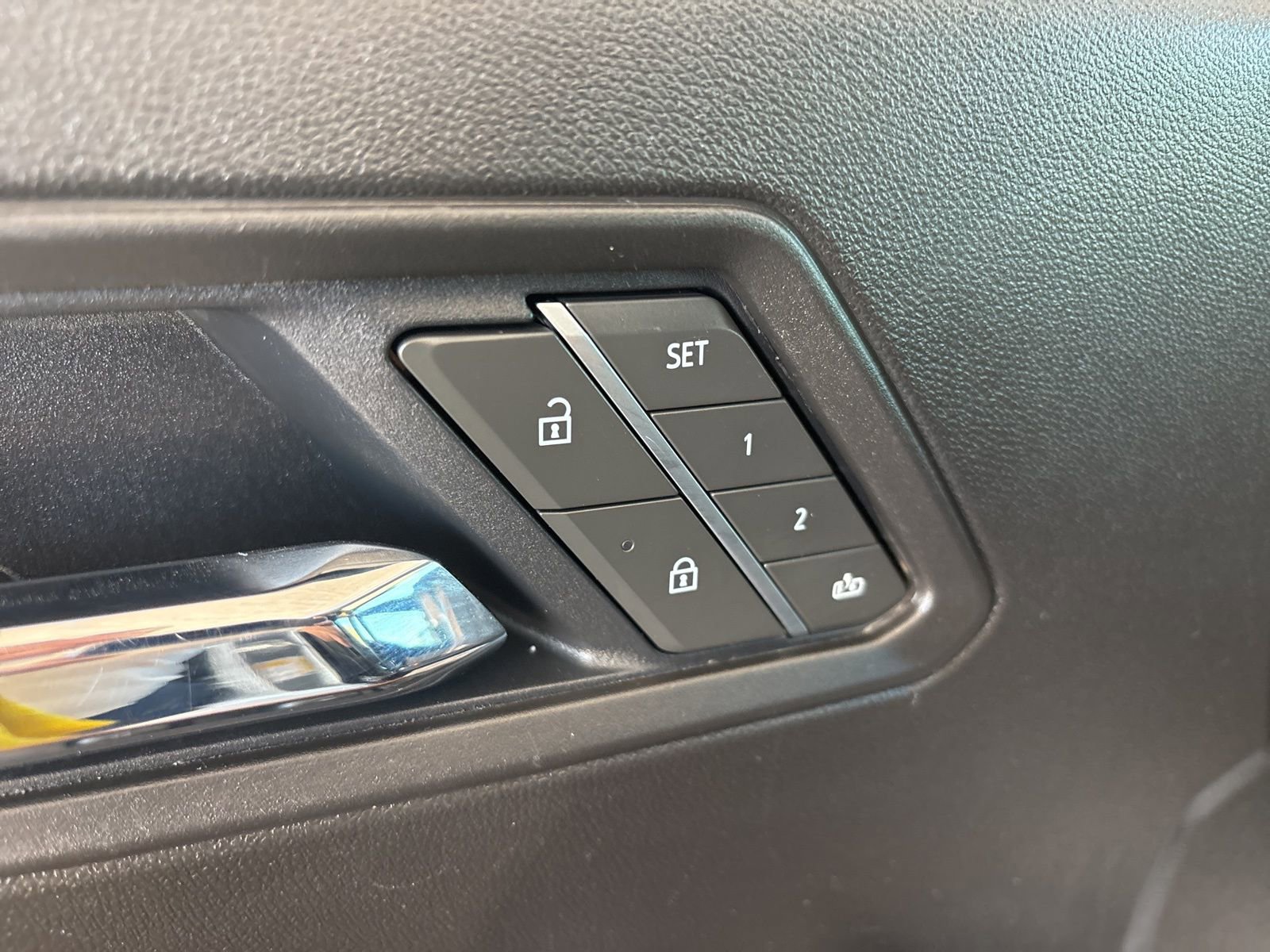 Certified 2025 GMC Canyon AT4 w/ AT4 Premium Package image 12