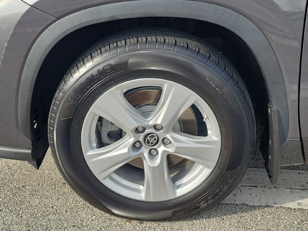 Used 2023 Toyota Highlander LE FWD image 6