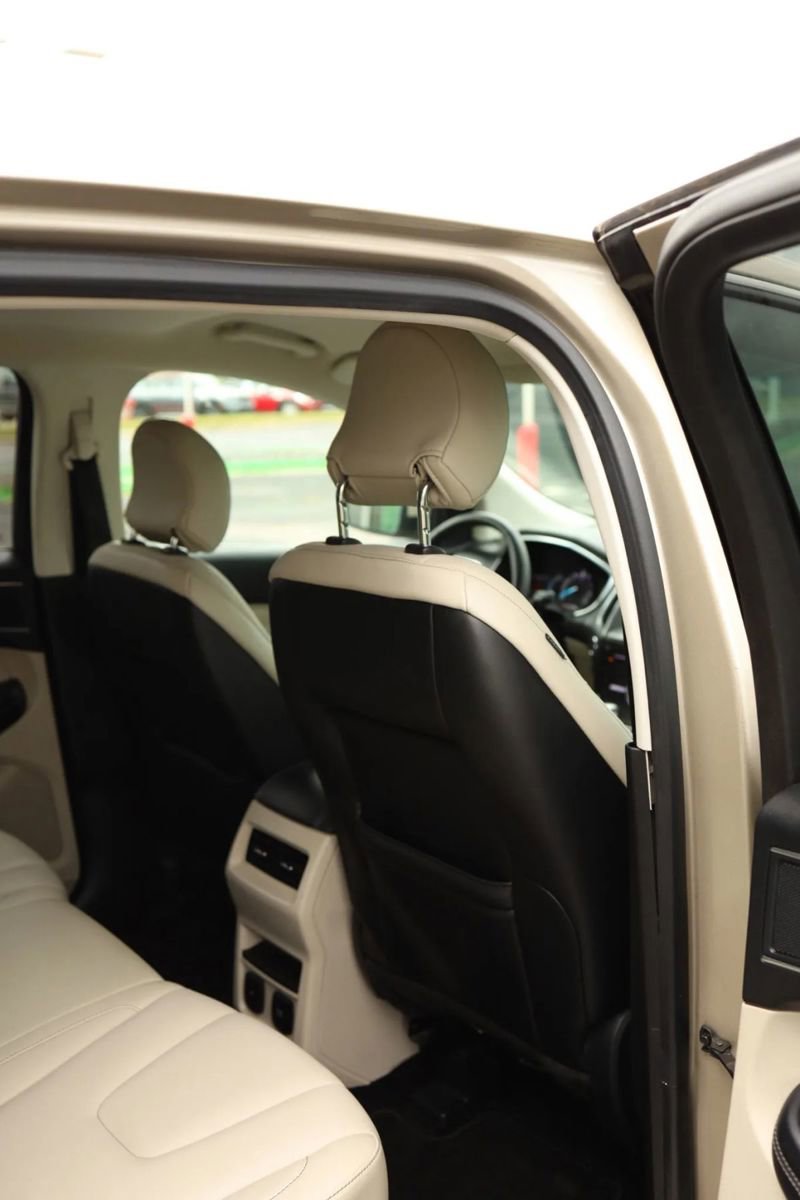 Used 2018 Ford Edge Titanium w/ Ford Safe & Smart Package image 44