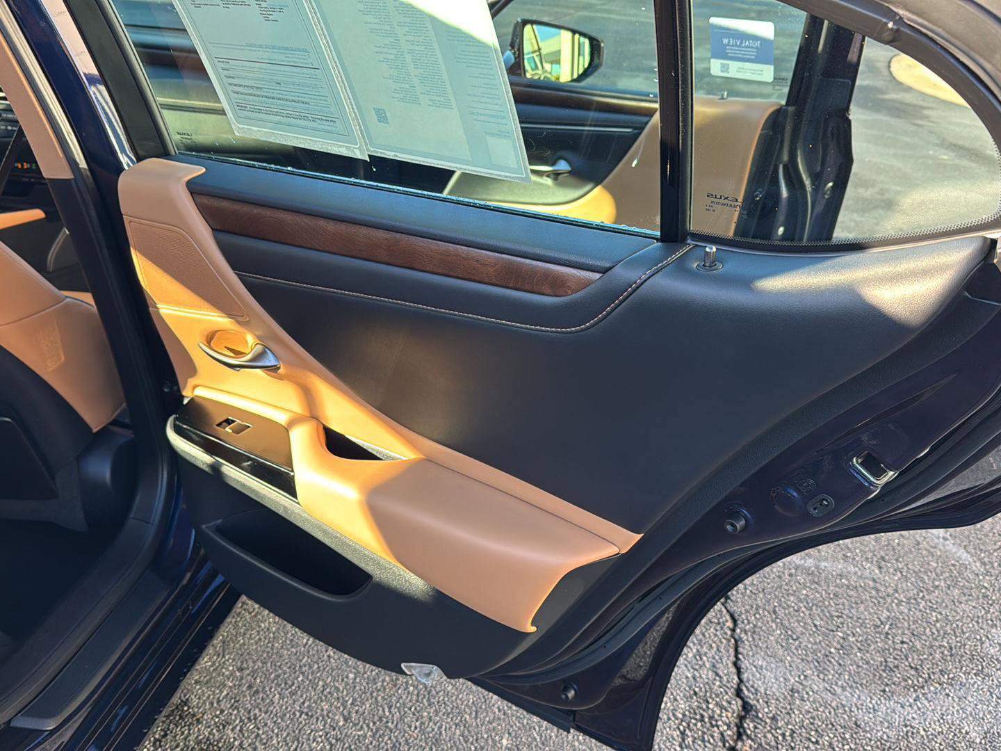 Certified 2022 Lexus ES 350 w/ Premium Package image 13