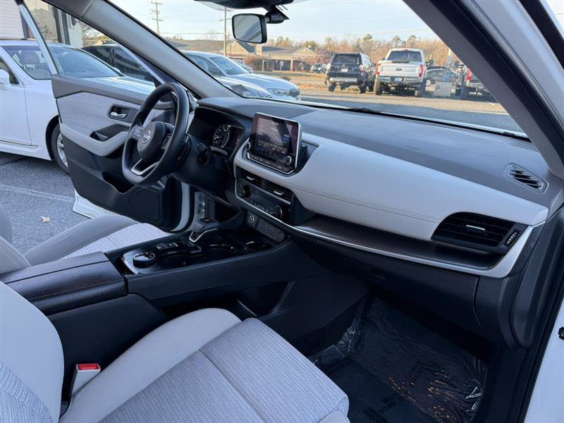 Used 2023 Nissan Rogue SV image 13