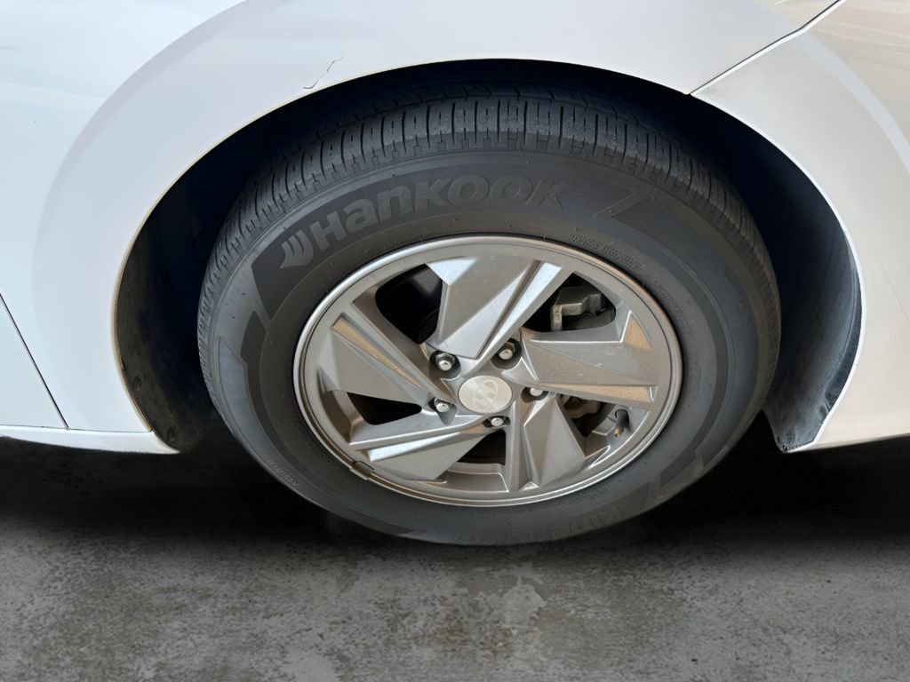Used 2025 Hyundai Elantra SE FWD image 30
