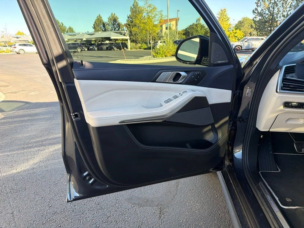 Used 2022 BMW ALPINA XB7 AWD/4WD image 9