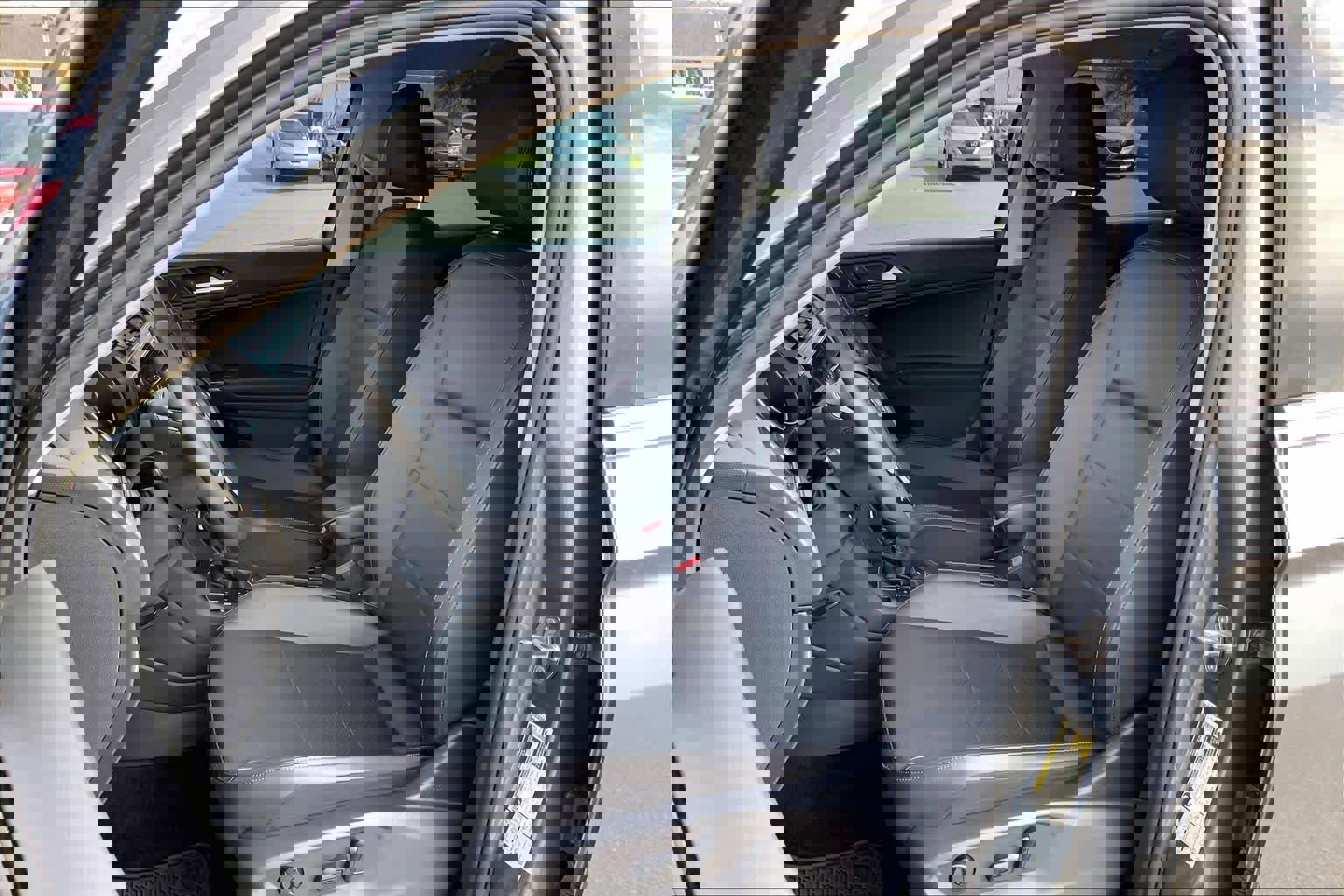 Used 2020 Volkswagen Tiguan SE image 8