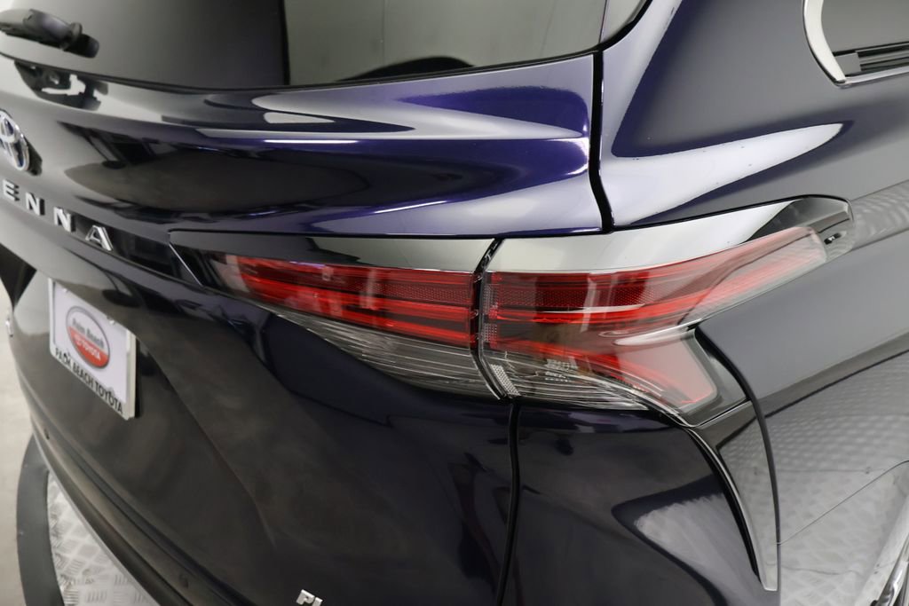 Certified 2025 Toyota Sienna Platinum image 9