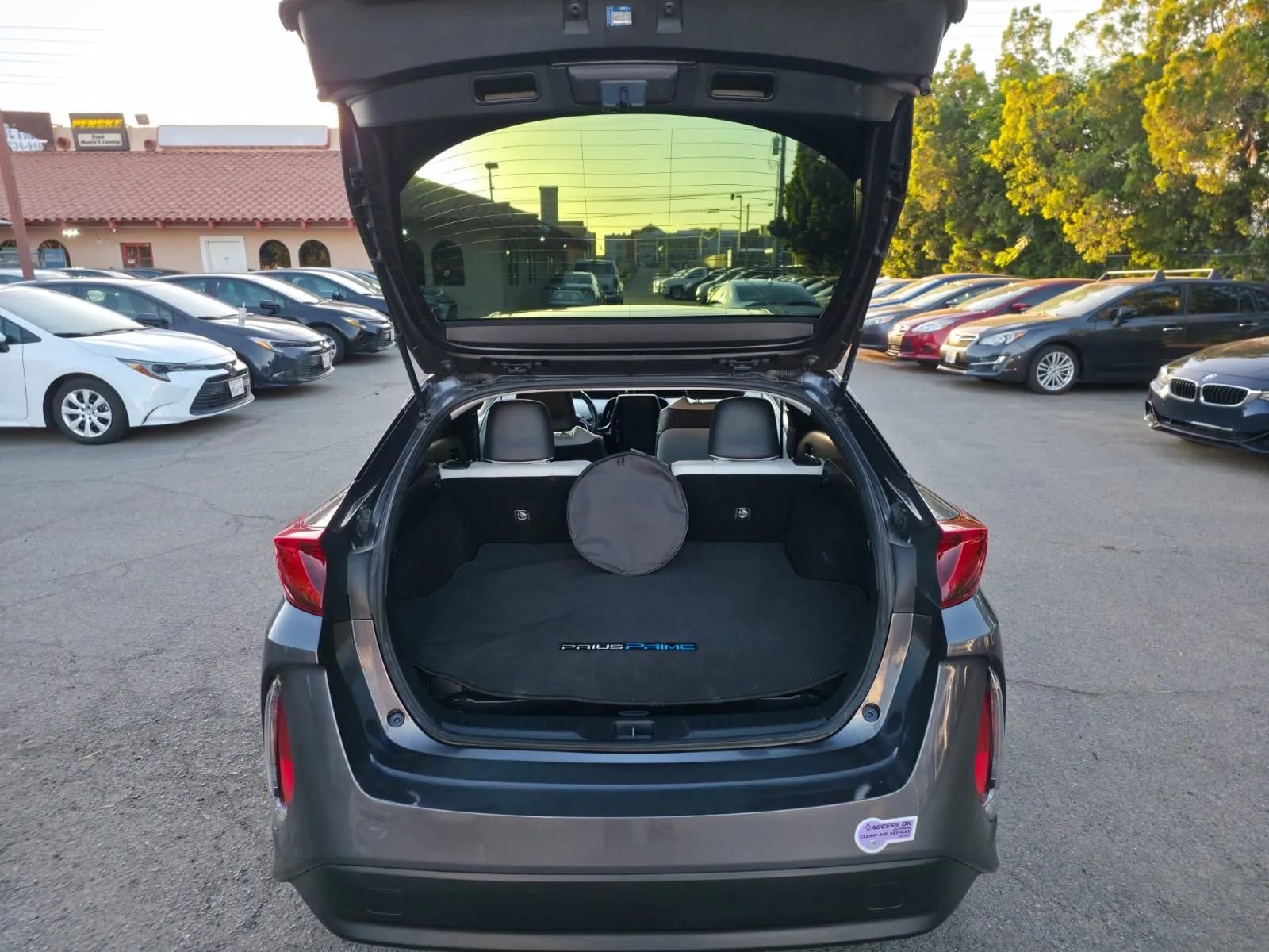 Used 2018 Toyota Prius Prime Premium image 13