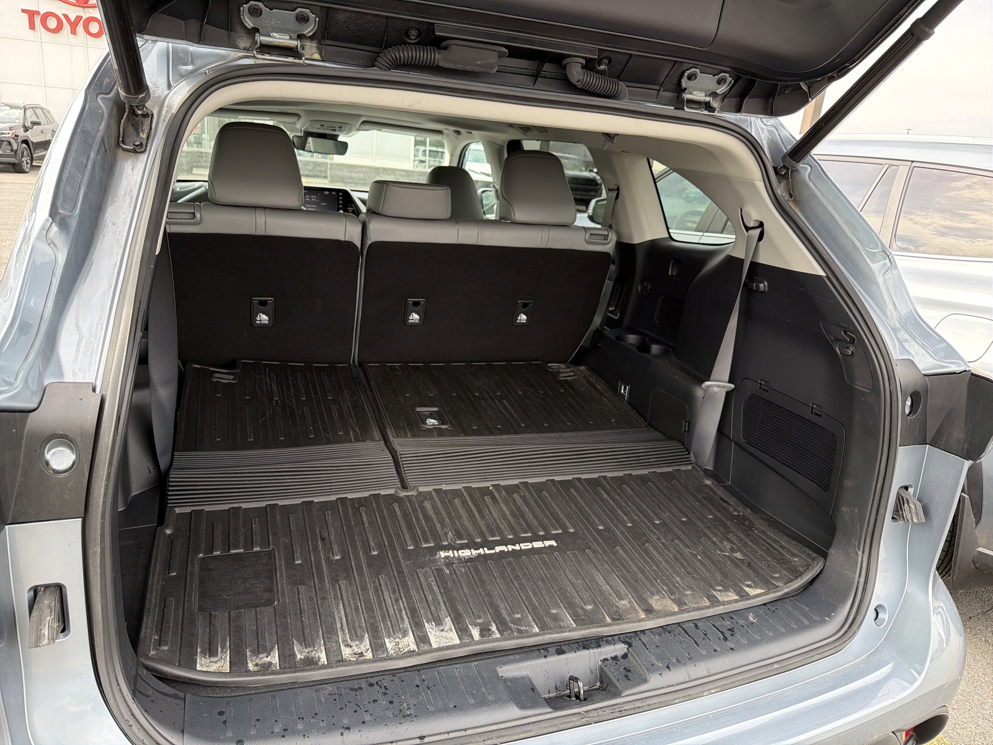 Used 2022 Toyota Highlander XLE AWD/4WD image 28