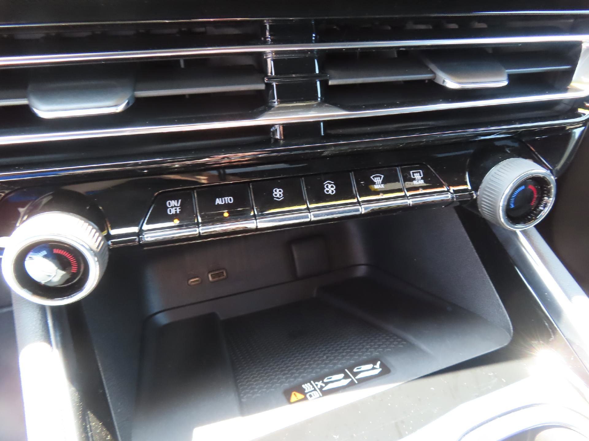 New 2025 Chevrolet Traverse LT w/ LPO, Illumination Package image 32