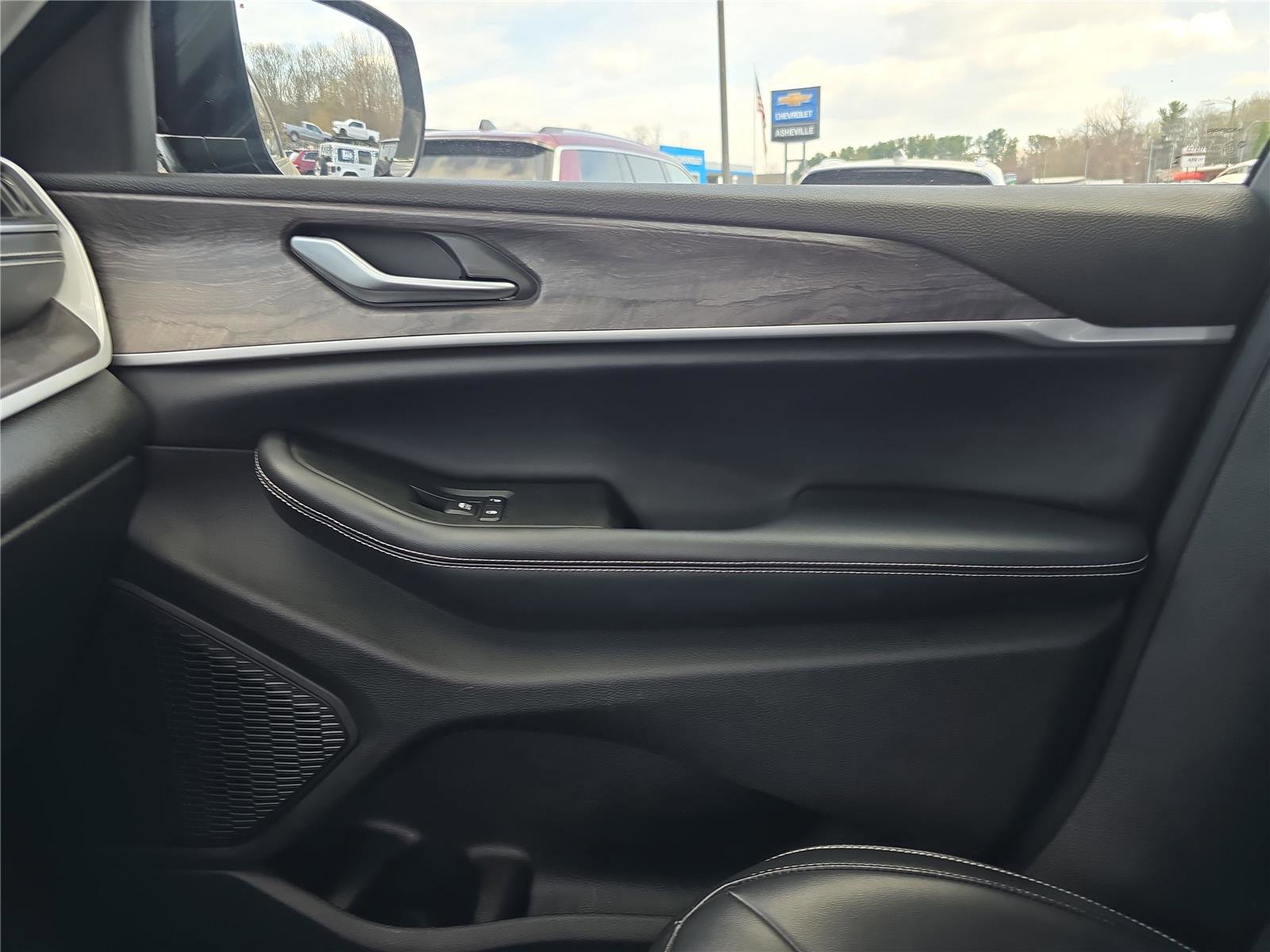 Used 2024 Jeep Grand Cherokee Limited w/ Black Appearance Package image 24