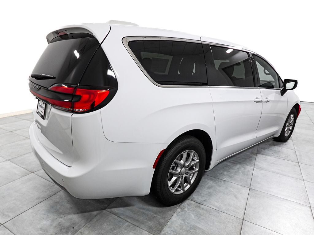 New 2027 Chrysler Pacifica Select FWD image 7