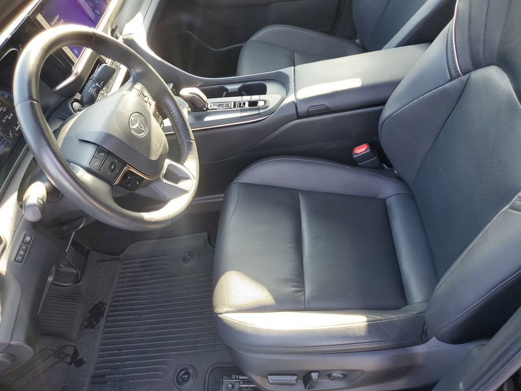 Used 2023 Toyota Crown Limited image 19