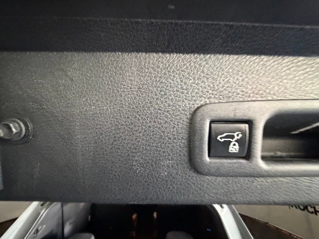 Used 2023 Toyota Sienna XLE Woodland Edition AWD/4WD image 33
