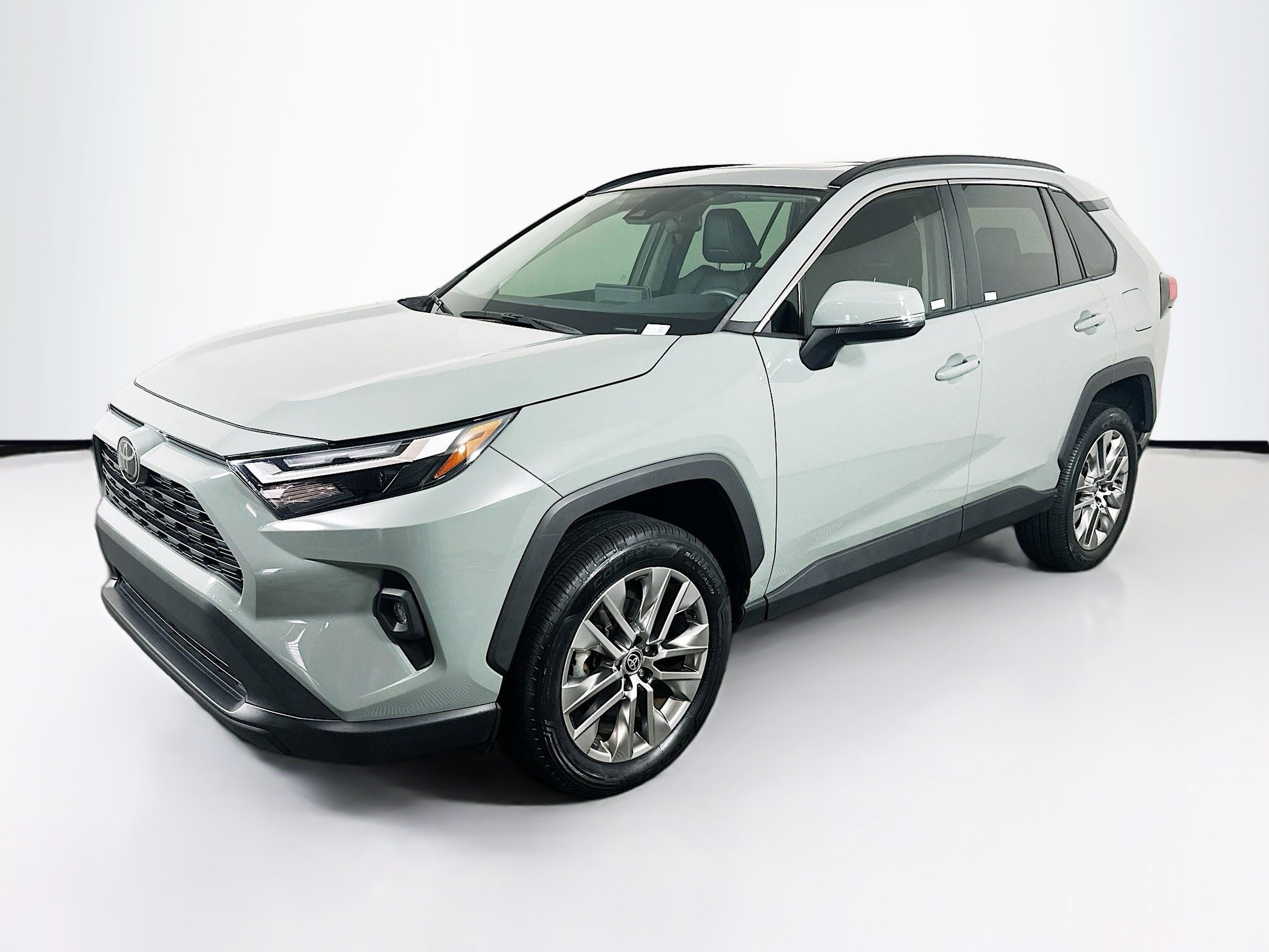 Used 2023 Toyota RAV4 XLE Premium image 3