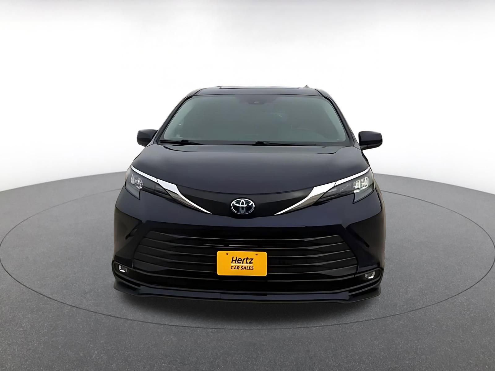Used 2025 Toyota Sienna XLE FWD image 4