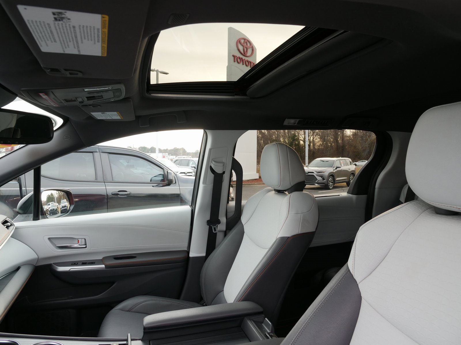 Used 2023 Toyota Sienna XSE image 31