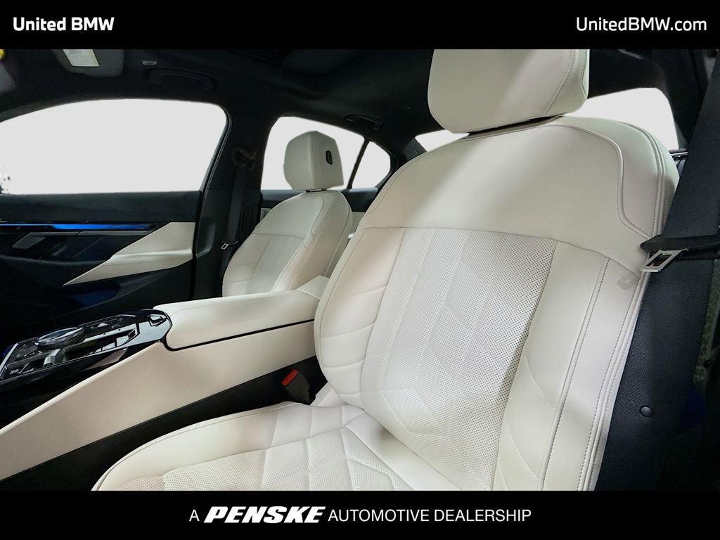 Used 2025 BMW i5 M60 w/ Premium Package image 5