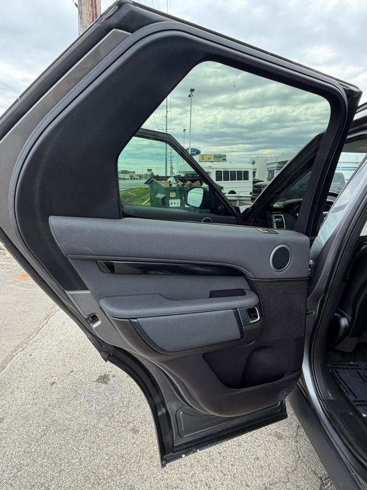 Used 2018 Land Rover Discovery SE AWD/4WD image 16