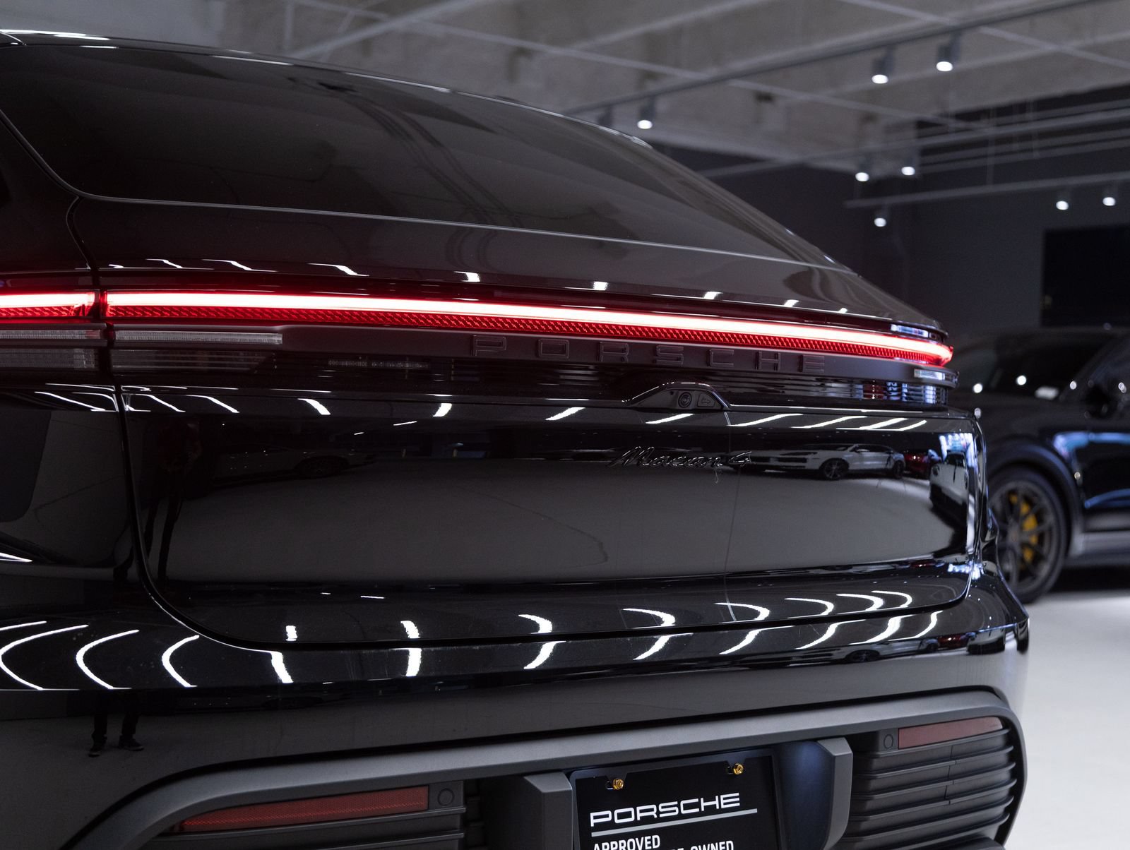 Certified 2025 Porsche Macan 4 Electric AWD/4WD image 30